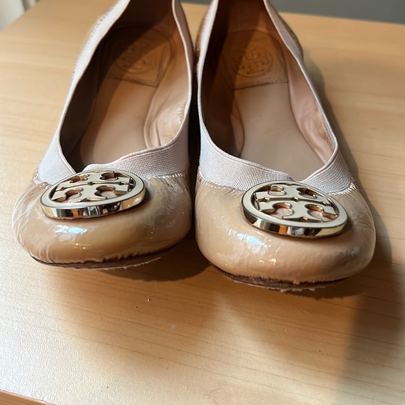 TORY BURCH Tan Patent Leather Ballet Flats Size 6 - Picture 2 of 13